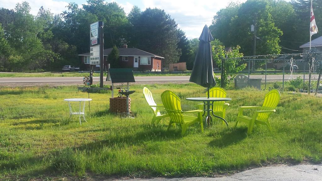 Time Travellers Motel Petawawa Exterior foto